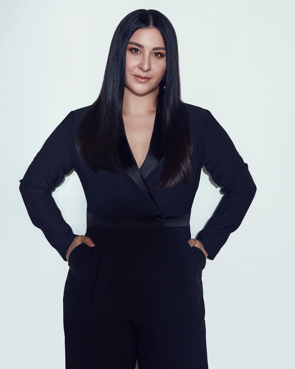 beehaber's tweet photo. Yasemin Sakallıoğlu, sosyal medyada bebeklerin yüzünün emojilerle kapatılmasına tepki gösterdi:

🔹 “Bazen insanların çocuğu oluyor, 9 ay papatya koyuyor kafasına!”

🔹 “9 ay evde papatya mı besliyorsun kardeşim?”

🔹 “Bunun hiç mi yüzü gözü kaşı yok?”

🔹 “Bana sürekli papatya gösterme ya!”

🔹 “Sinirleniyorum.”

🔹 “Bir de tek senin çocuğun mu var?”

🔹 “Tüm dünya nazarı toplandı senin çocuğuna mı geliyor?”

🔹 “Bu şampuan reklamlarındaki bebeklerin bugüne kadar bir tanesi çatlamadı, yaşıyorlar hâlâ.”

🔹 “Kardeşim projeni paylaşıyorsun, poponu paylaşmışsın taş gibisin diyorum.”

🔹 “O kadar şeye nazar değmedi de tüm Türkiye senin bebeğini mi nazar edecek?”

🔹 “Ben bebeğini göstermeyene altın da takmıyorum!”

🔹 “Görmediğim şeye takamam abi.”