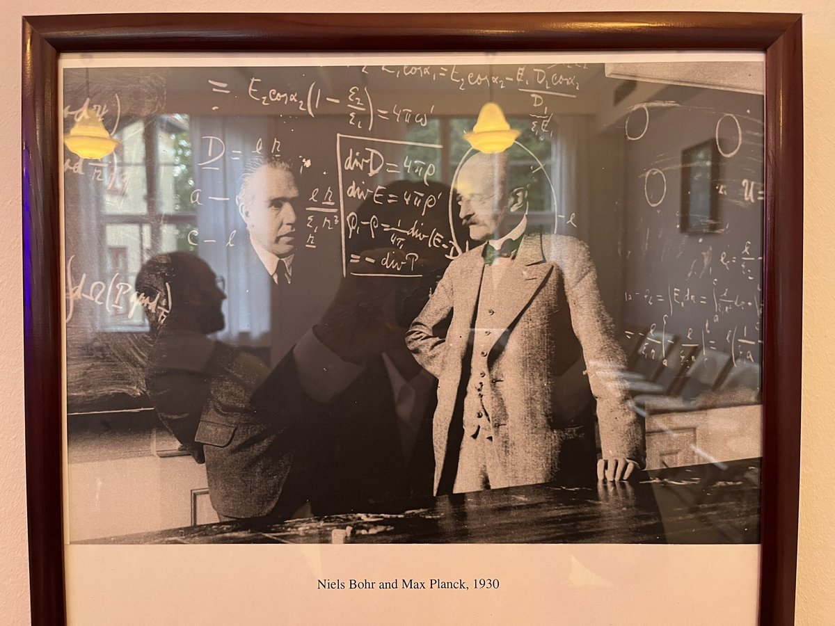 NaoS__'s tweet photo. Niels Bohr Instituteで量子計算に関する講義をしてきました
あのBohrがかつて教鞭に立ったのと同じ教室で自分が講義をすることになり、とても感慨深いです…！ https://t.co/kGLTmY2OIK