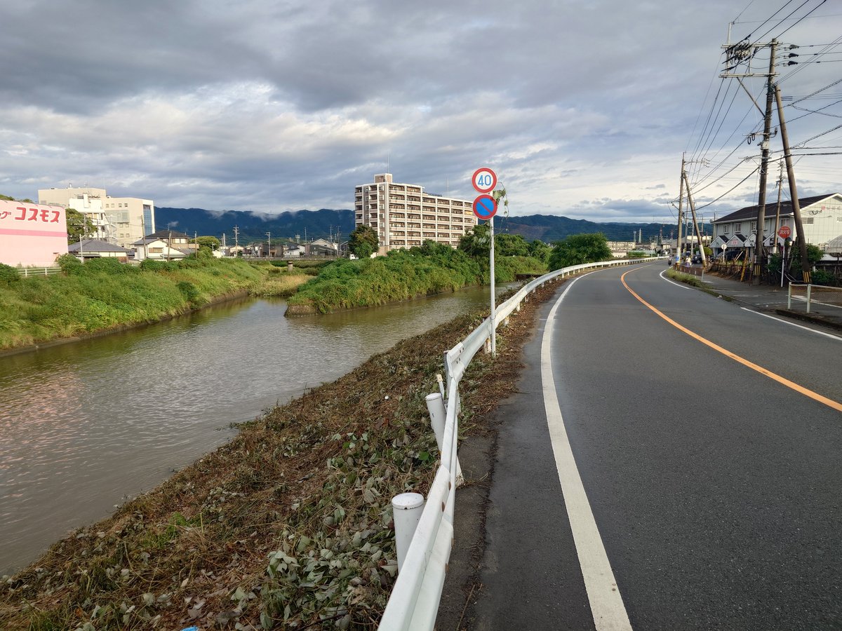 yoshiken2022's tweet photo. 古賀橋付近、きれいに除草されました。次は久保付近ですね。 https://t.co/aLkh8X0iwG