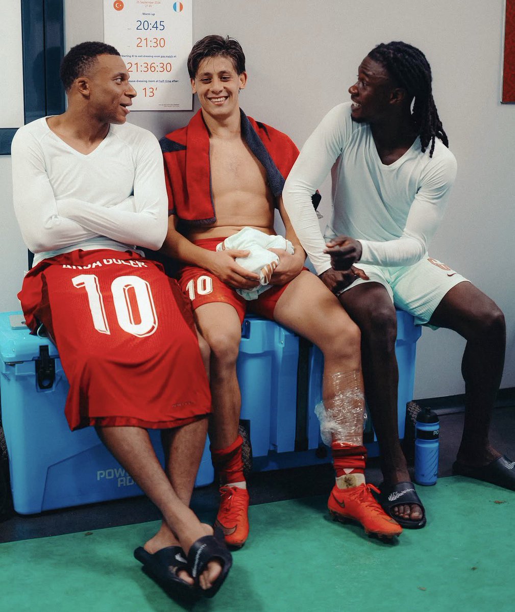 _BeFootball's tweet photo. MAGNIFIQUES CES PHOTOS. 🍿❤️

Kylian Mbappé et Eduardo Camavinga ont retrouvé leur coéquipier madrilène Arda Güler hier. 🇫🇷🤍🇹🇷 

📸 @equipedefrance https://t.co/cBUAHyNagZ