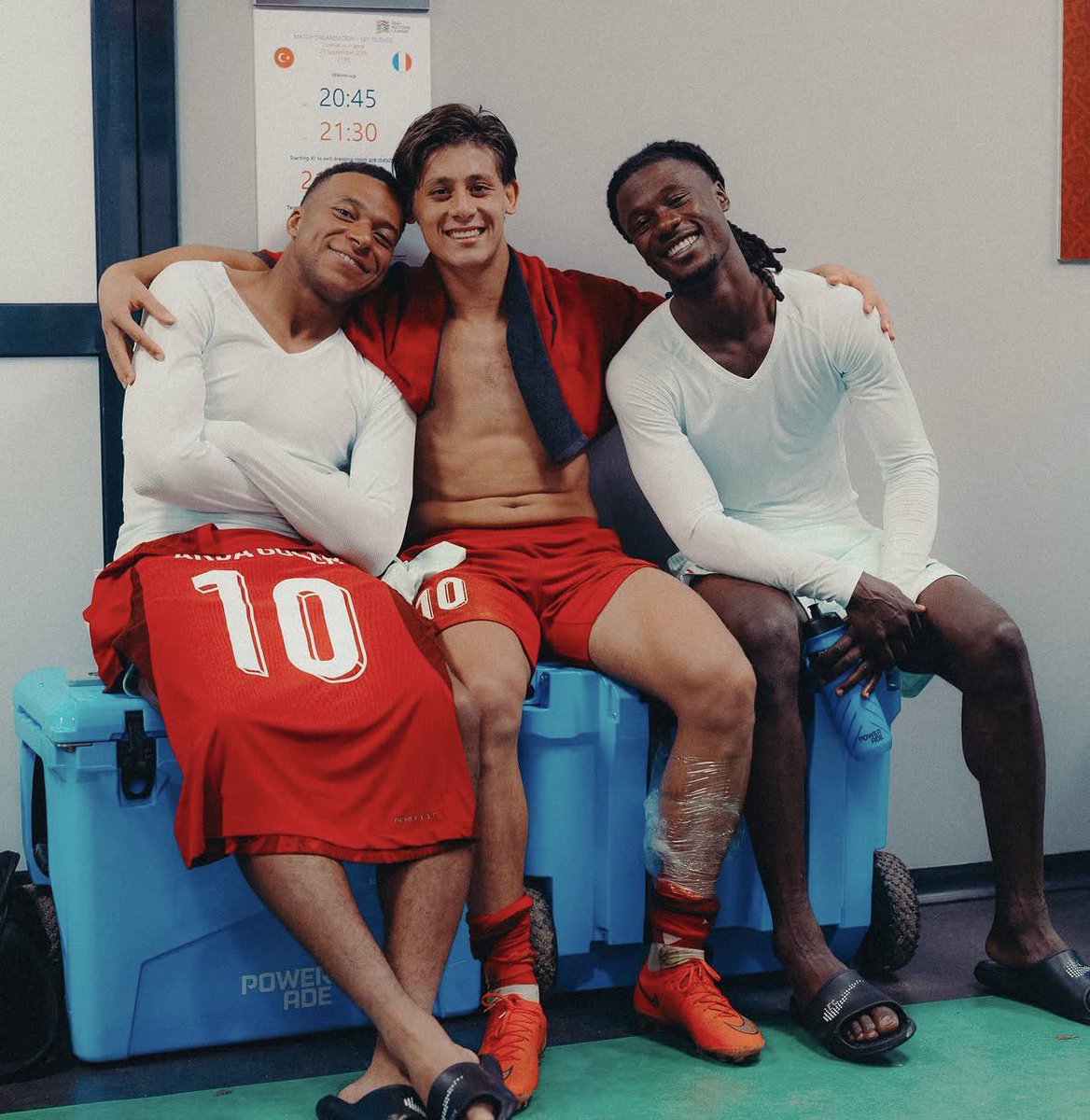 _BeFootball's tweet photo. MAGNIFIQUES CES PHOTOS. 🍿❤️

Kylian Mbappé et Eduardo Camavinga ont retrouvé leur coéquipier madrilène Arda Güler hier. 🇫🇷🤍🇹🇷 

📸 @equipedefrance https://t.co/cBUAHyNagZ
