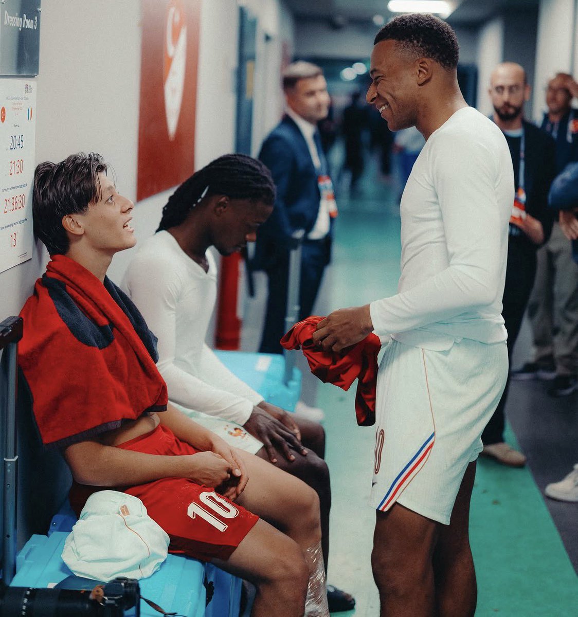 _BeFootball's tweet photo. MAGNIFIQUES CES PHOTOS. 🍿❤️

Kylian Mbappé et Eduardo Camavinga ont retrouvé leur coéquipier madrilène Arda Güler hier. 🇫🇷🤍🇹🇷 

📸 @equipedefrance https://t.co/cBUAHyNagZ