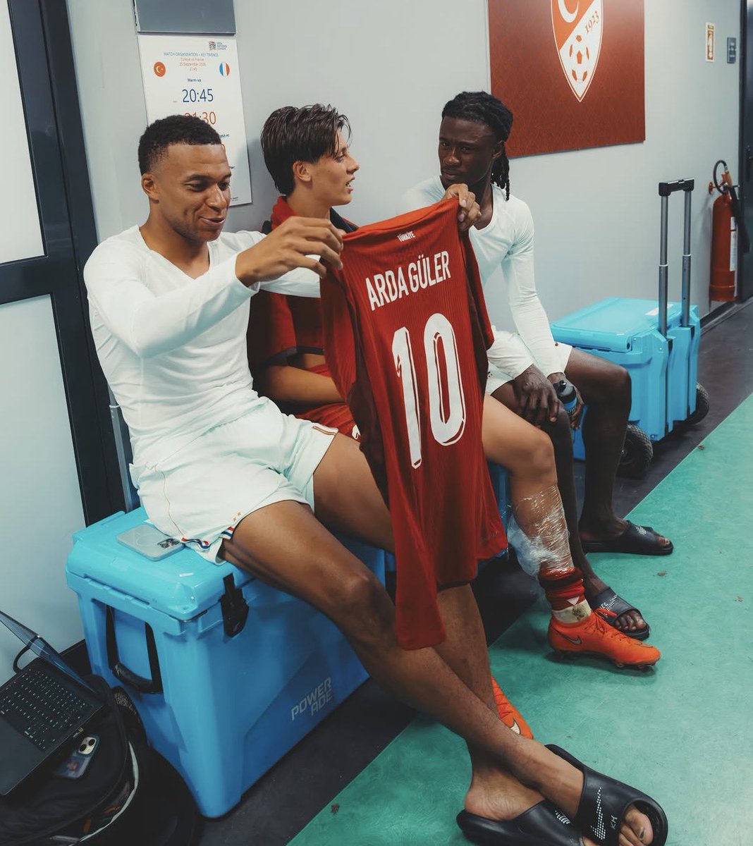 _BeFootball's tweet photo. MAGNIFIQUES CES PHOTOS. 🍿❤️

Kylian Mbappé et Eduardo Camavinga ont retrouvé leur coéquipier madrilène Arda Güler hier. 🇫🇷🤍🇹🇷 

📸 @equipedefrance https://t.co/cBUAHyNagZ