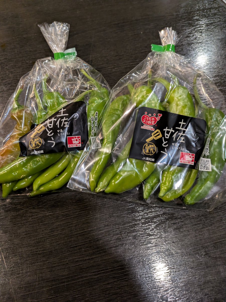sf7777's tweet photo. 今日は、炙りサンマと舞茸の炊き込み御飯、本マグロ3種盛り、カンパチカマ、甘長ししとう、などなどいきます。
#炙りサンマと舞茸の炊き込み御飯 #本マグロ3種盛り #カンパチカマ塩焼き #甘長ししとう焼き #遊食家 https://t.co/KrbjddmRLe
