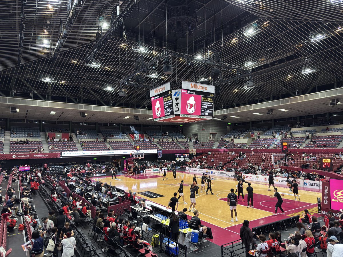 rippe_bm777's tweet photo. とどろきアリーナ入場しました⚡️
現地入りしたら、ワクワクが増した😆
本日はここから現地全力応援頑張ります📣🔥

てか！てか！カッパ着てるロウル可愛過ぎる😭😭😭

雨嫌いやけど、今日ばかりは雨に感謝🥹←

#ドルフィンズ
#名古屋ダイヤモンドドルフィンズ
#ロウル可愛いよロウル https://t.co/l9185RbFCm