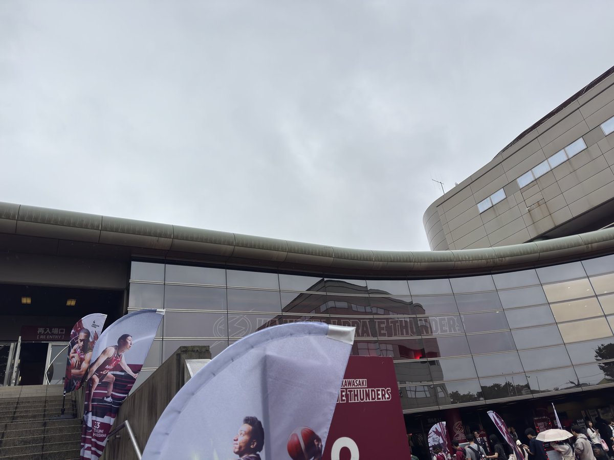 rippe_bm777's tweet photo. とどろきアリーナ入場しました⚡️
現地入りしたら、ワクワクが増した😆
本日はここから現地全力応援頑張ります📣🔥

てか！てか！カッパ着てるロウル可愛過ぎる😭😭😭

雨嫌いやけど、今日ばかりは雨に感謝🥹←

#ドルフィンズ
#名古屋ダイヤモンドドルフィンズ
#ロウル可愛いよロウル https://t.co/l9185RbFCm
