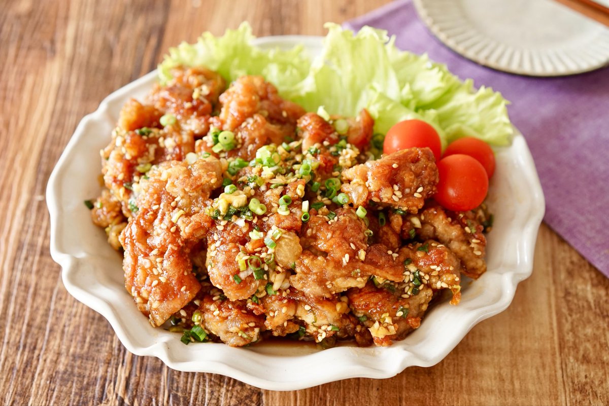 rina_kitchen's tweet photo. 豚こまあったらこれ！【豚こま油淋トン】
大人気レシピ。ザクッ、カリッ、ジュワ〜な食感がたまらない大好きなおかずです。たっぷりの薬味でもりもりいけて、簡単なのにご飯もお酒も止まりません！
美味しすぎて倍量作れば良かったと後悔するタイプのおかずです。笑

https://t.co/wfdBVaGOSZ https://t.co/U4Oi8PYRyU