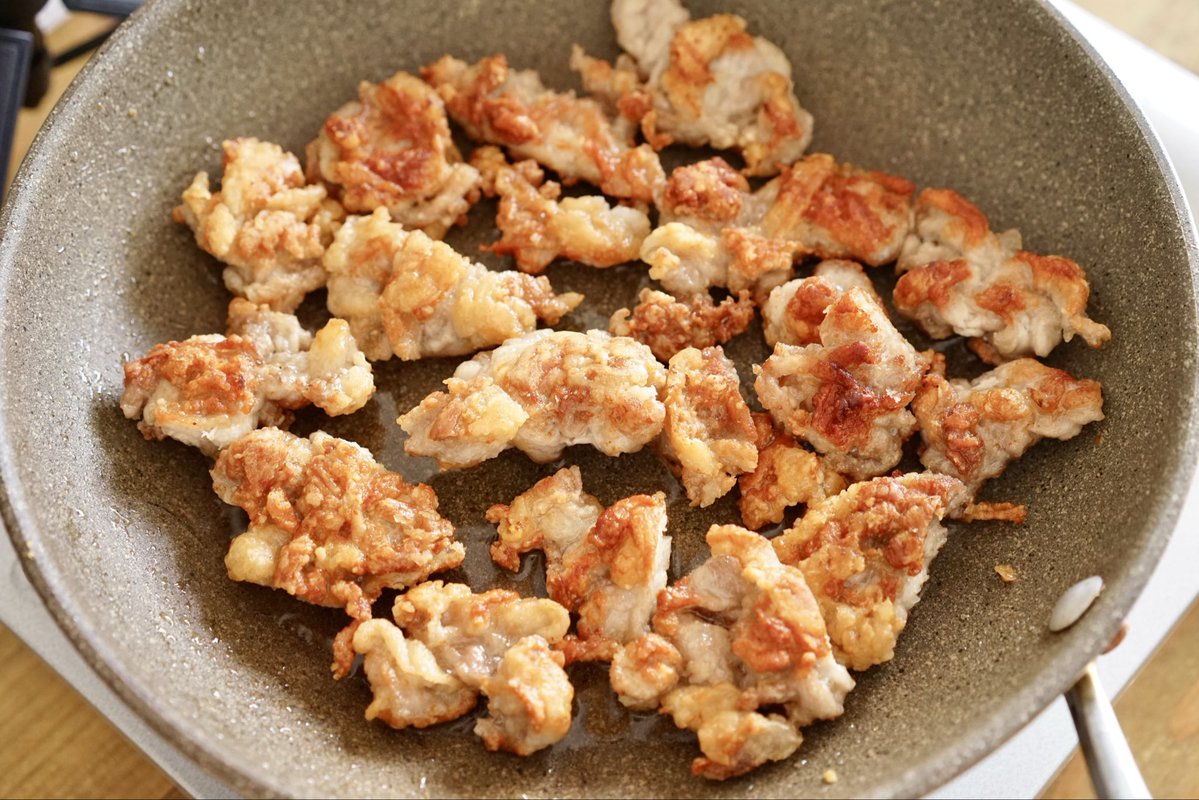 rina_kitchen's tweet photo. 豚こまあったらこれ！【豚こま油淋トン】
大人気レシピ。ザクッ、カリッ、ジュワ〜な食感がたまらない大好きなおかずです。たっぷりの薬味でもりもりいけて、簡単なのにご飯もお酒も止まりません！
美味しすぎて倍量作れば良かったと後悔するタイプのおかずです。笑

https://t.co/wfdBVaGOSZ https://t.co/U4Oi8PYRyU