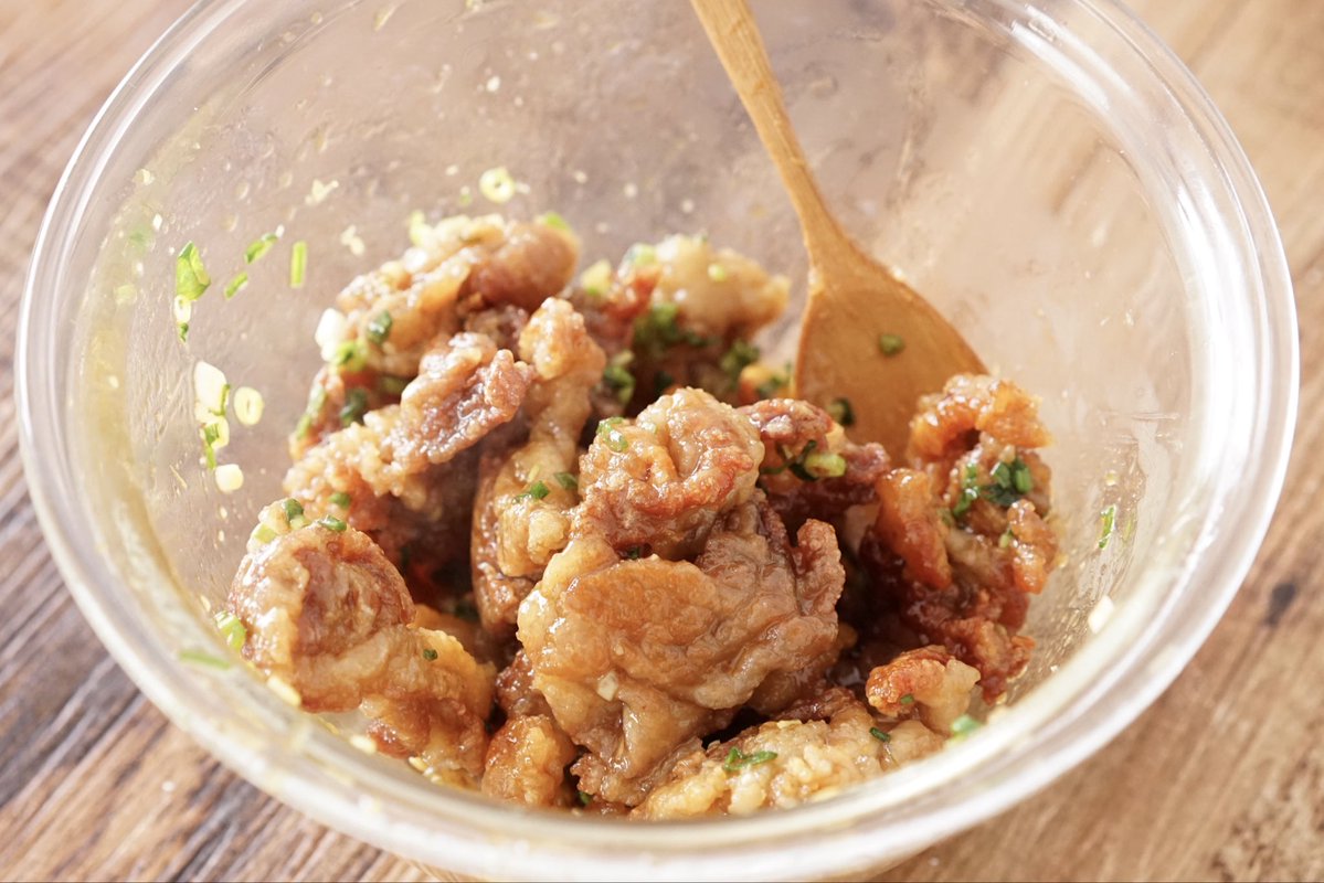 rina_kitchen's tweet photo. 豚こまあったらこれ！【豚こま油淋トン】
大人気レシピ。ザクッ、カリッ、ジュワ〜な食感がたまらない大好きなおかずです。たっぷりの薬味でもりもりいけて、簡単なのにご飯もお酒も止まりません！
美味しすぎて倍量作れば良かったと後悔するタイプのおかずです。笑

https://t.co/wfdBVaGOSZ https://t.co/U4Oi8PYRyU