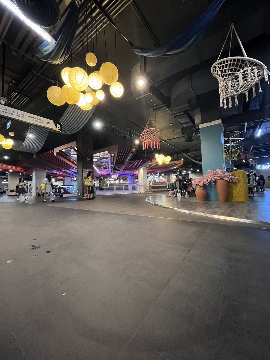 balloonnbell's tweet photo. อยู่ตรงบันไดเลื่อนน้าค้าบบ

#ซาอีแจกของ
#247FORYOU_IN_BANGKOK https://t.co/EgJLLuoIzM