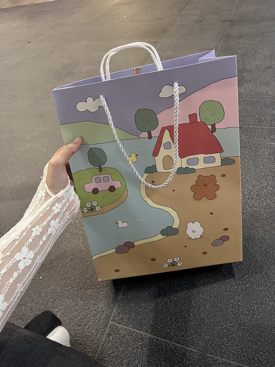 balloonnbell's tweet photo. อยู่ตรงบันไดเลื่อนน้าค้าบบ

#ซาอีแจกของ
#247FORYOU_IN_BANGKOK https://t.co/EgJLLuoIzM