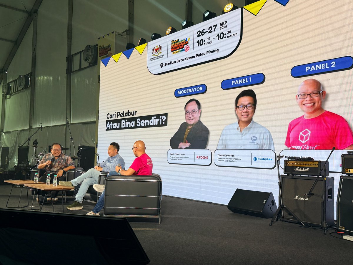 themartintang's tweet photo. Met Chen Chow Yeoh at Karnival Hebatan Perniagaan Malaysia, Stadium Batu Kawan, where he moderated "Cari Pelabur atau Bina Sendiri" with Chan Kee Siak (@Exabytes_MY) &amp; Clarence (@easyParcel).

Key takeaway: Don’t overthink, take action and turn every crisis into an opportunity. https://t.co/XAnEh9jL0N