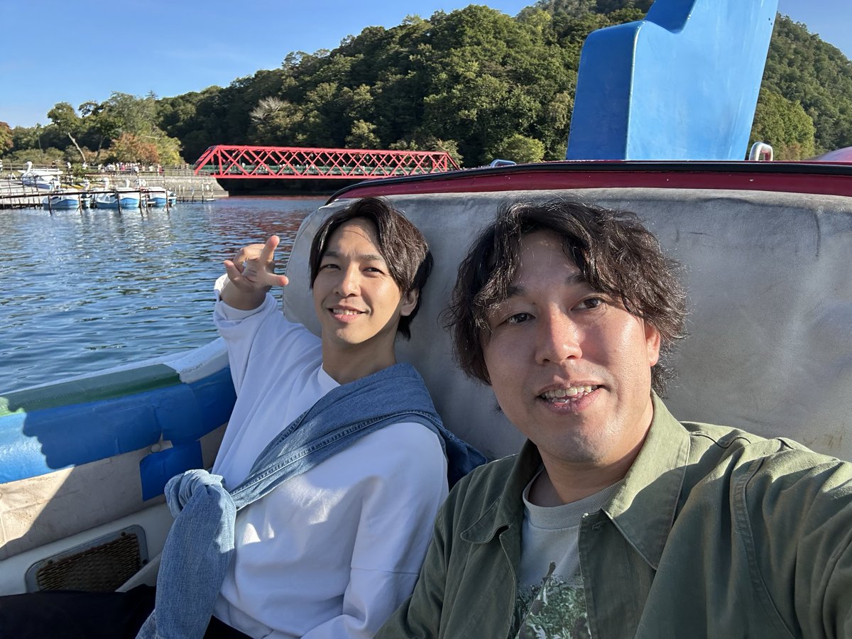 hatanakayuuuuu's tweet photo. ラジオ日本、めざせ！北海道！！で支笏湖ロケ！
トンボも手に止まっちゃうほどの大自然！ https://t.co/XCc5C1TDZp