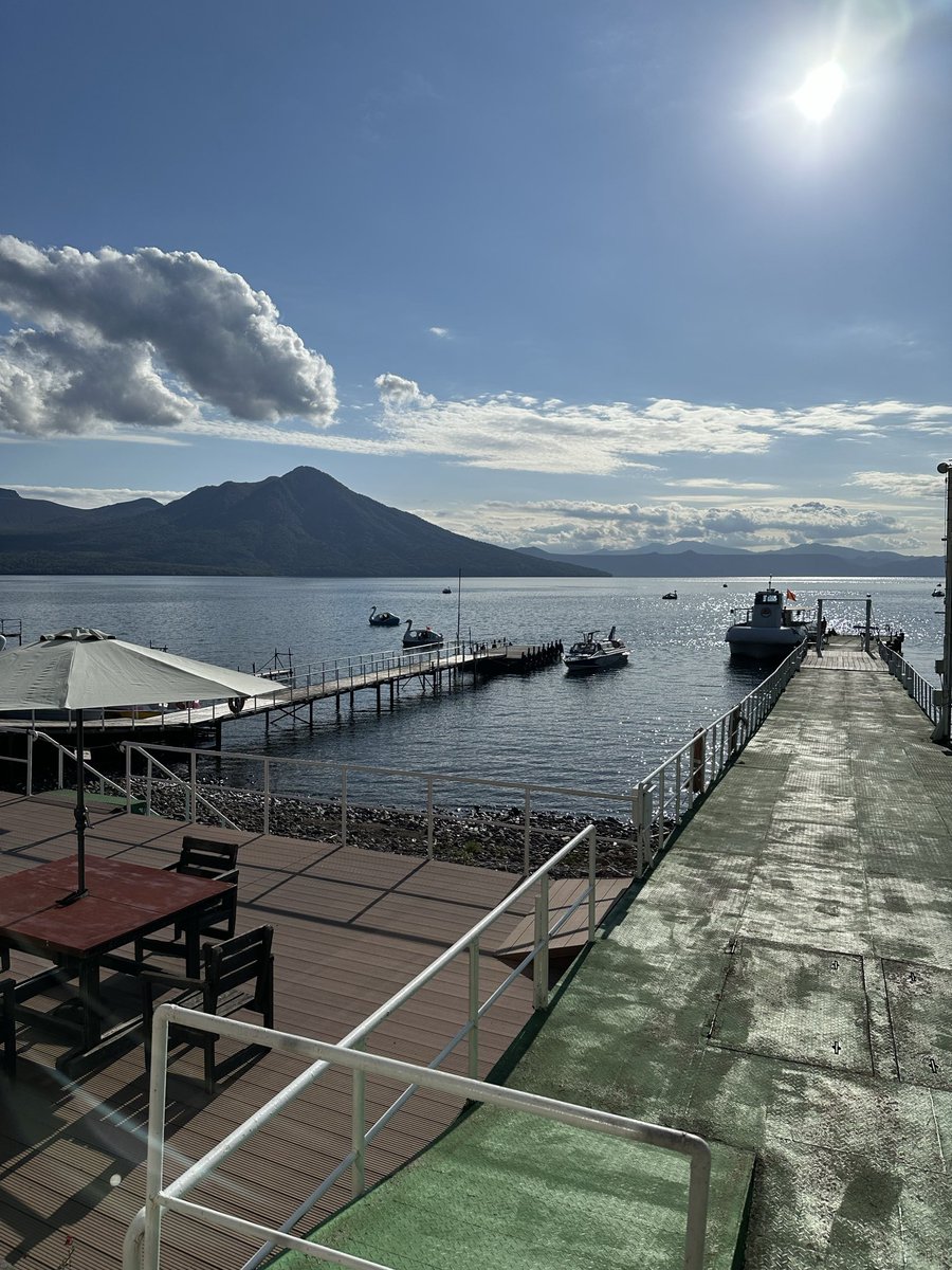 hatanakayuuuuu's tweet photo. ラジオ日本、めざせ！北海道！！で支笏湖ロケ！
トンボも手に止まっちゃうほどの大自然！ https://t.co/XCc5C1TDZp