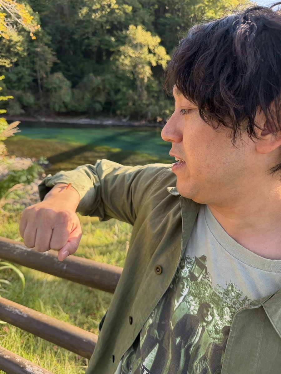 hatanakayuuuuu's tweet photo. ラジオ日本、めざせ！北海道！！で支笏湖ロケ！
トンボも手に止まっちゃうほどの大自然！ https://t.co/XCc5C1TDZp