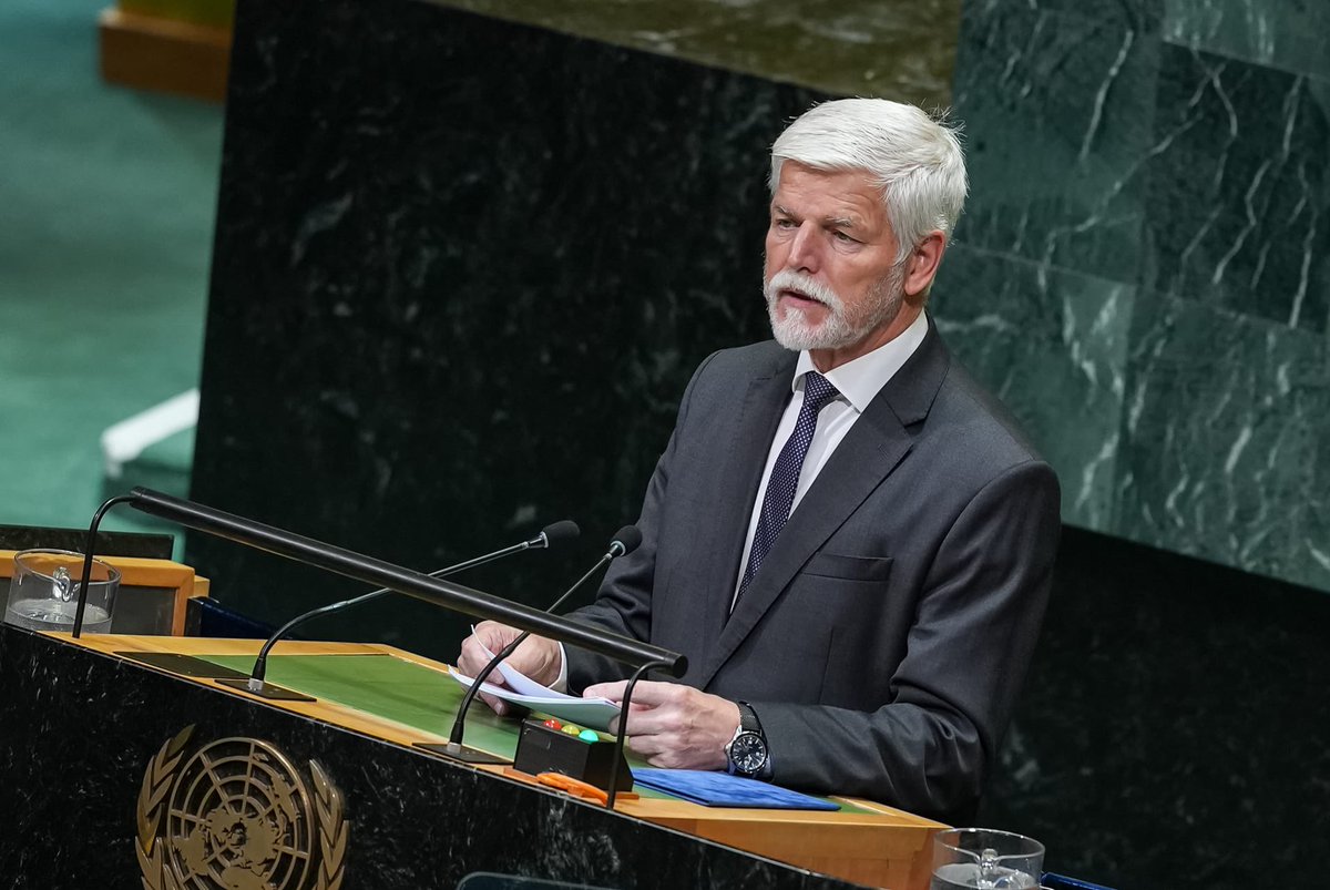 CasetaBosque's tweet photo. 💯El presidente de la República Checa 🇨🇿, Petr Pavel, defiende que Rusia 🇷🇺 está probando la determinación de la OTAN con sus provocaciones, añadiendo que puede llegar un momento en el que la OTAN tenga que derribar los aviones rusos 🇷🇺 que violen el espacio aéreo de la Alianza.

“Rusia tradicionalmente prueba hasta dónde puede llegar, como lo hizo una vez en Siria con los pilotos estadounidenses o con Turquía.

Rusia respeta la fuerza, y puede llegar el momento en que tengamos que derribar algunos de estos aviones o sistemas no tripulados rusos.”

También señala algo muy importante: “Nadie en Europa quiere escalar la situación, algo que es completamente comprensible, pero tal contención es percibida por Moscú como debilidad.

Ellos[los rusos] defienden su espacio aéreo y nosotros debemos hacer lo mismo.”