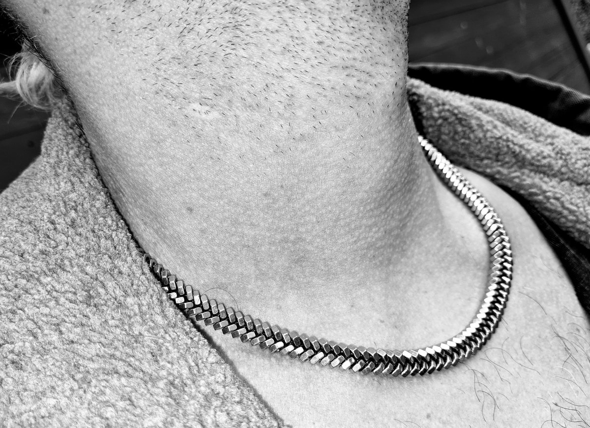 bibiallin's tweet photo. Manchmal braucht es keine großen Worte. 🔩🖤
Einfach eine Muttis-Kette, die deinen Look zu etwas Besonderem macht.

Handgemacht. Ungewöhnlich. Echt. ✨

#SoMeRa26 #schmuckausmuttern #handgemacht #statementschmuck #diy https://t.co/Z68wbvsH1m