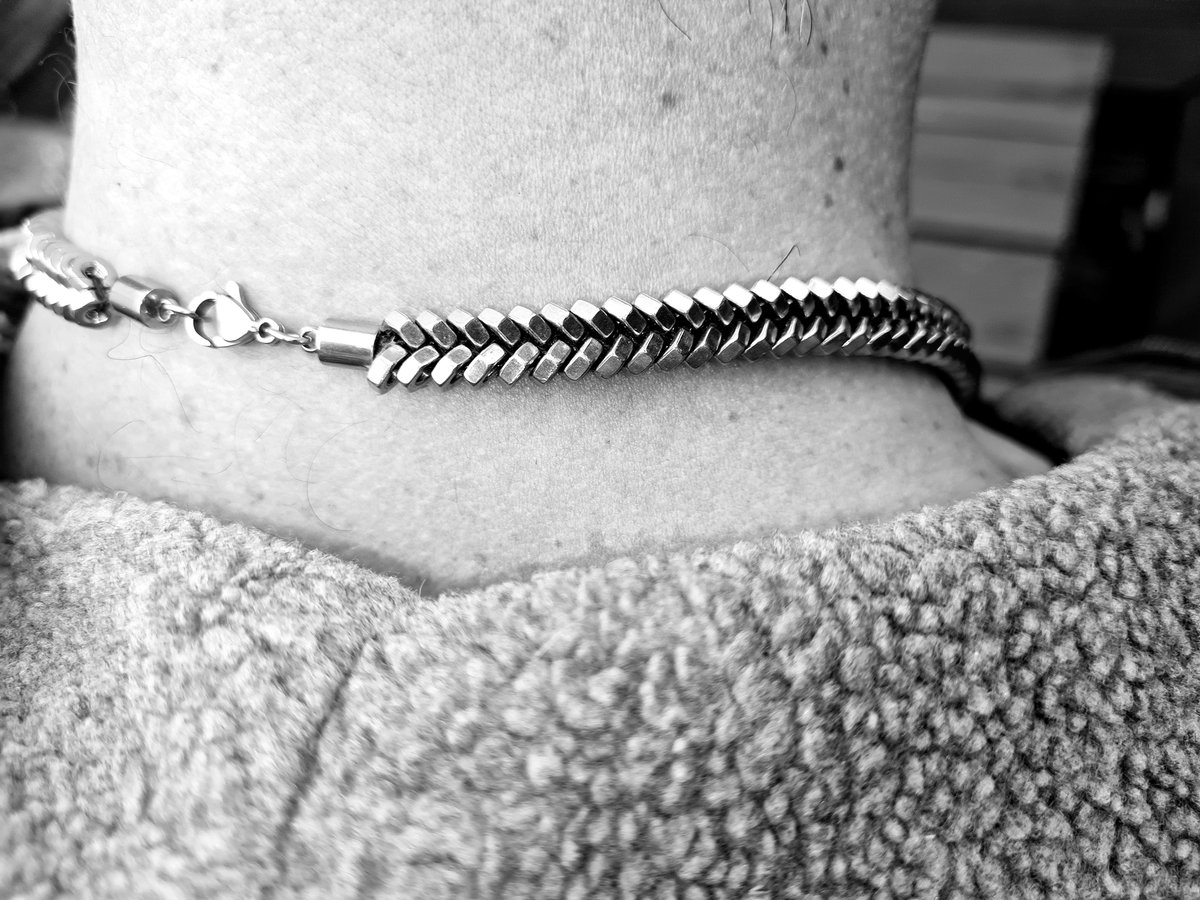 bibiallin's tweet photo. Manchmal braucht es keine großen Worte. 🔩🖤
Einfach eine Muttis-Kette, die deinen Look zu etwas Besonderem macht.

Handgemacht. Ungewöhnlich. Echt. ✨

#SoMeRa26 #schmuckausmuttern #handgemacht #statementschmuck #diy https://t.co/Z68wbvsH1m