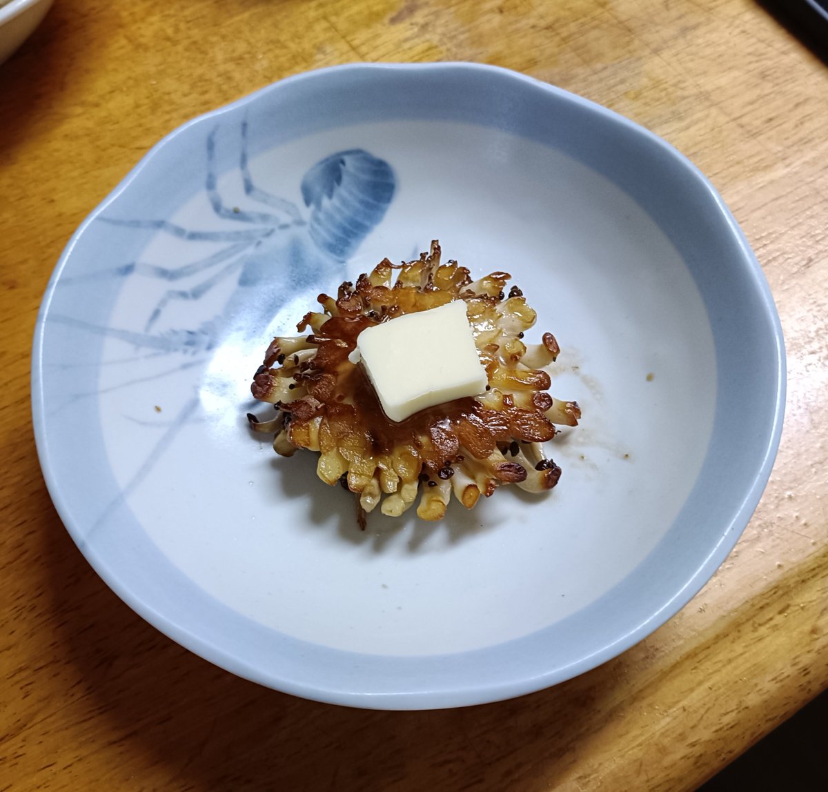 AVfisl4AcP10718's tweet photo. #マイ孤独のグルメ
ぶなしめじの底のバター醤油焼き

捨てちゃもったいない！
ぶなしめじを口いっぱいに感じられるよ！
超美味い！🥰🍴
やってみそ！ https://t.co/oCUAIyP1AN