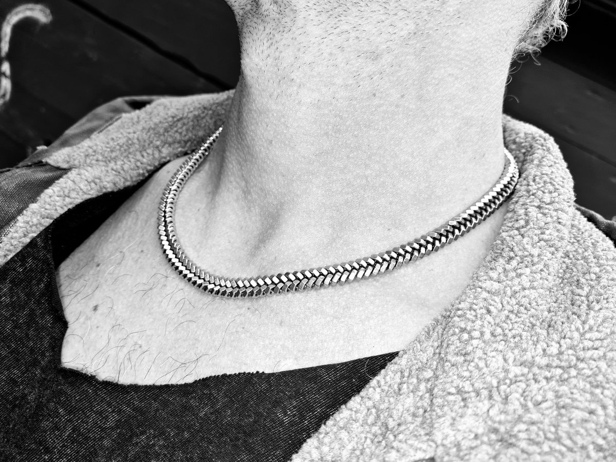 bibiallin's tweet photo. Manchmal braucht es keine großen Worte. 🔩🖤
Einfach eine Muttis-Kette, die deinen Look zu etwas Besonderem macht.

Handgemacht. Ungewöhnlich. Echt. ✨

#SoMeRa26 #schmuckausmuttern #handgemacht #statementschmuck #diy https://t.co/Z68wbvsH1m