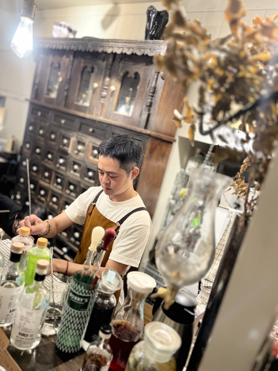 penguinworksjp's tweet photo. 台湾茶とカレーとジン、
大勢の皆様においで頂き、本当に有難うございました！
SOSO氏提供のカクテル、お楽しみ頂けましたらこれに勝る喜びはございません！

初出の樽熟は、現在NICO酒店様にて先行お取扱中、10/下旬には数量限定で直販サイト及び酒販店様にて入荷予定ですので、ご覧頂ければ幸いです https://t.co/bMC7Q4pgX2
