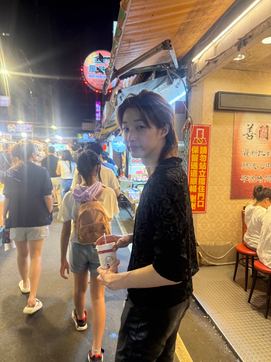 giwazip_'s tweet photo. 이텐이 가족들이랑 좋은 시간 보내고 이꾸나 🫳🏻🩵 https://t.co/CWVuvomoZS