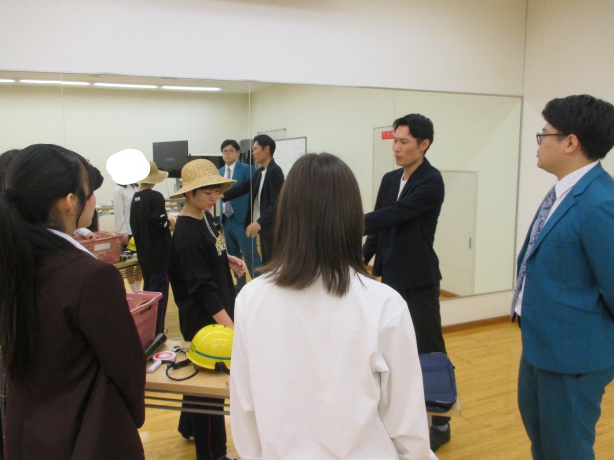 yhs_yoshimoto's tweet photo. ＼大阪校／
本日のオープンスクール🏫
▼ゲスト #天ロクの丘 さん

テーマは《ショート動画》🤳🔆
TikTokでも人気の馬田バジリスクさんから、
撮影のコツやバズりやすい内容を
経験をもとに教えていただきました👨‍🏫📊

お二人といっしょに案を出していき
最後はみんなで撮影しました👒📱

ご参加いただいた皆様
ありがとうございました🙇🏻‍♀️✨

#吉本興業高等学院
