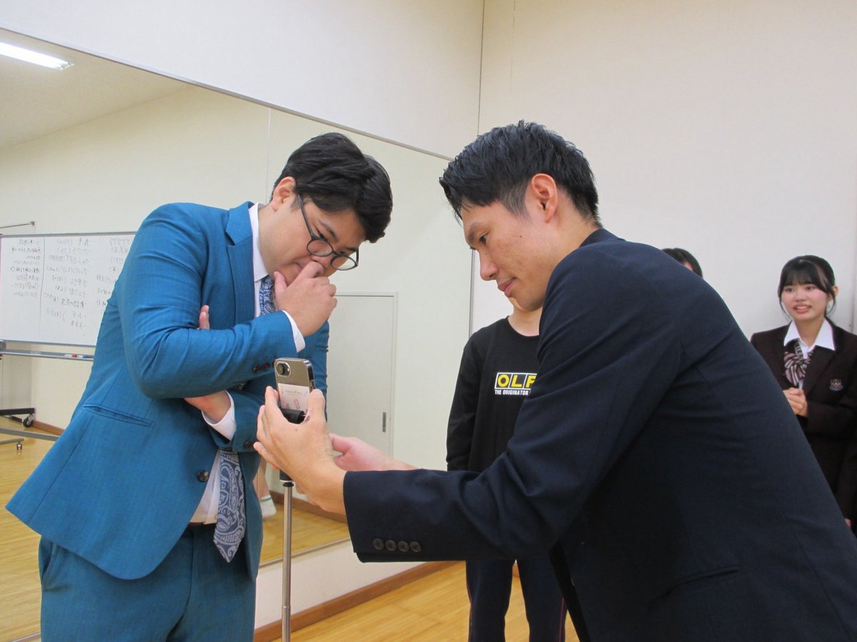 yhs_yoshimoto's tweet photo. ＼大阪校／
本日のオープンスクール🏫
▼ゲスト #天ロクの丘 さん

テーマは《ショート動画》🤳🔆
TikTokでも人気の馬田バジリスクさんから、
撮影のコツやバズりやすい内容を
経験をもとに教えていただきました👨‍🏫📊

お二人といっしょに案を出していき
最後はみんなで撮影しました👒📱

ご参加いただいた皆様
ありがとうございました🙇🏻‍♀️✨

#吉本興業高等学院