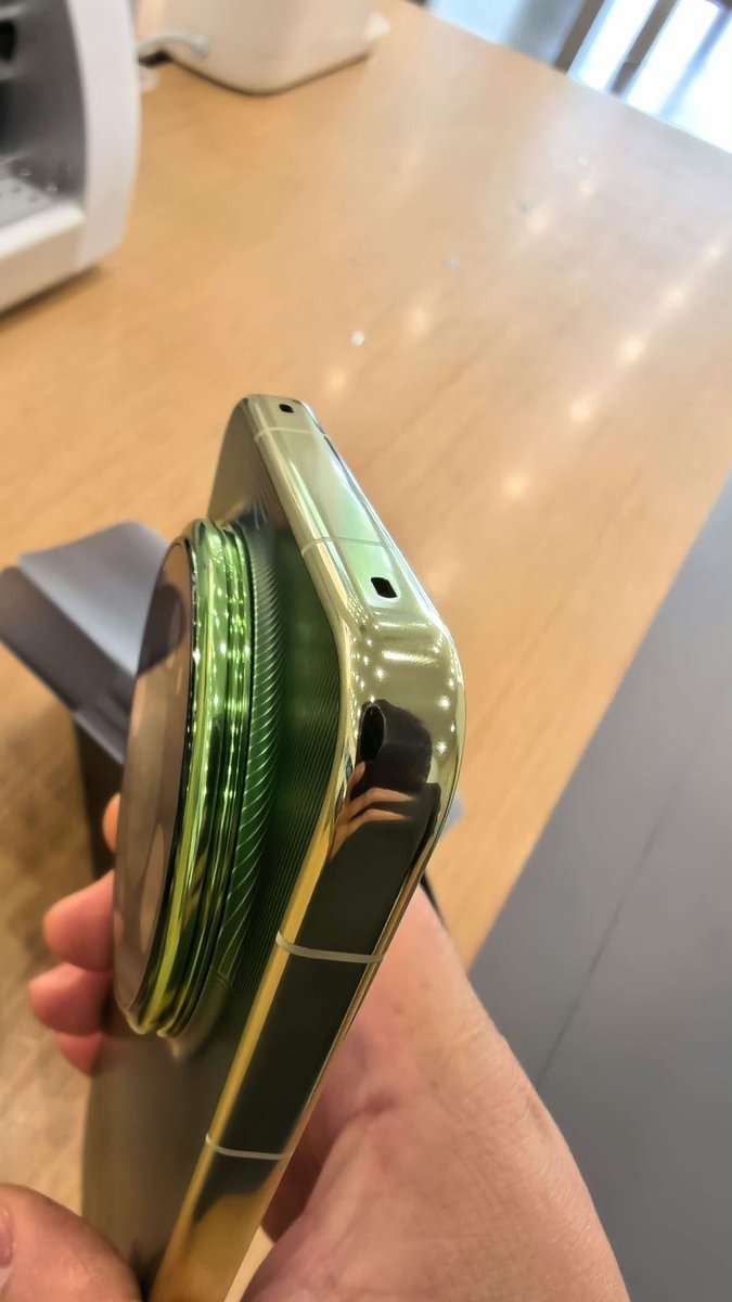 NavidRad9's tweet photo. 🟢 اولین تصاویر از هواوی Mate 90 Pro Max لو رفت

📱 این گوشی با رنگ سبز جذاب و طرح خاصش خفن‌تر از همه‌ست.

◽ مشخصات جذابش: چیپست Kirin 9050 Pro، رم ۱۶ گیگ، دوربین ۵۰ مگاپیکسلی با زوم ۲۰۰ مگاپیکسلی، نمایشگر ۱۰ هزار نیتی ۱۴۴ هرتزی و باتری ۶۸۰۰ میلی‌آمپری با شارژ ۱۰۰ وات. https://t.co/g8fl48xG9v