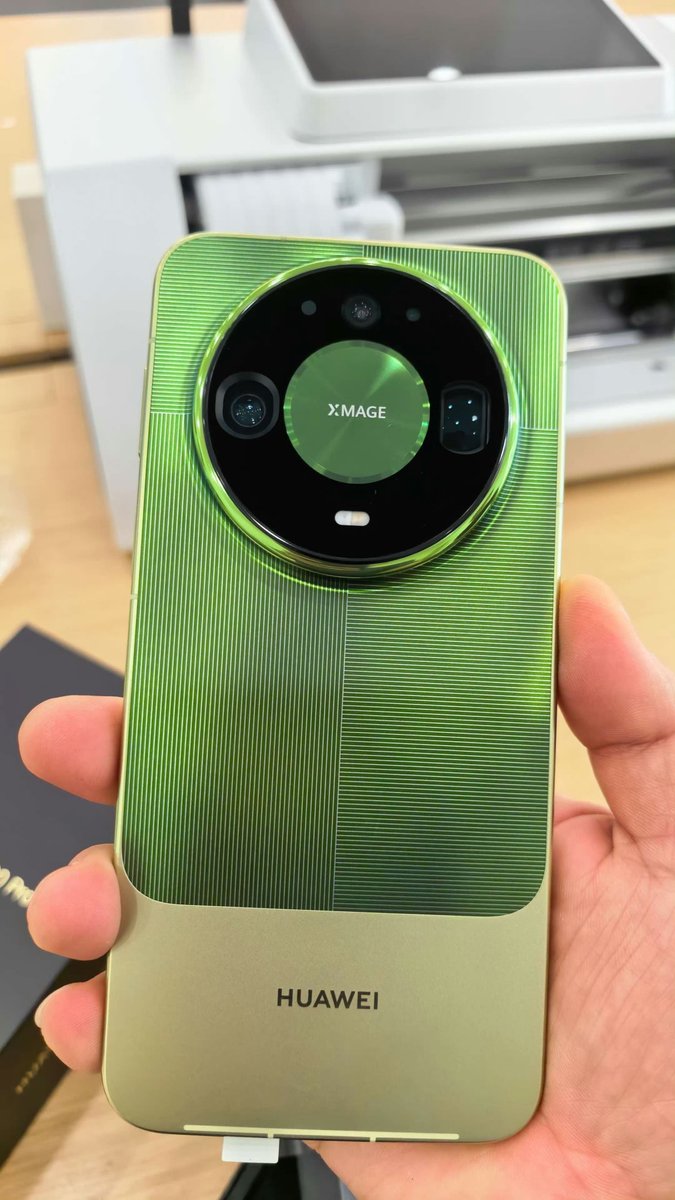 NavidRad9's tweet photo. 🟢 اولین تصاویر از هواوی Mate 90 Pro Max لو رفت

📱 این گوشی با رنگ سبز جذاب و طرح خاصش خفن‌تر از همه‌ست.

◽ مشخصات جذابش: چیپست Kirin 9050 Pro، رم ۱۶ گیگ، دوربین ۵۰ مگاپیکسلی با زوم ۲۰۰ مگاپیکسلی، نمایشگر ۱۰ هزار نیتی ۱۴۴ هرتزی و باتری ۶۸۰۰ میلی‌آمپری با شارژ ۱۰۰ وات. https://t.co/g8fl48xG9v