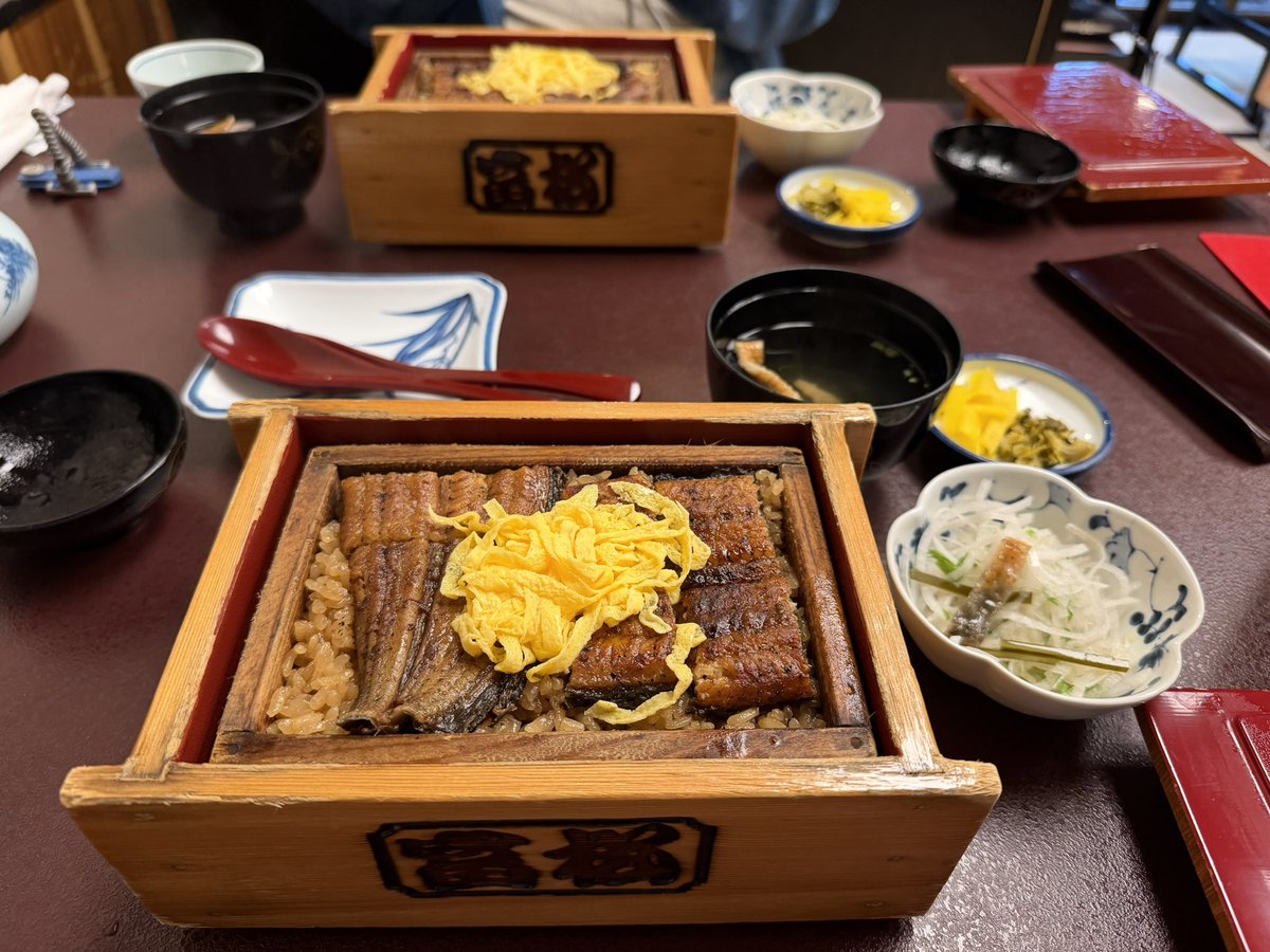 bubuegi's tweet photo. 鰻の蒸籠蒸し食べた。
正直舐めていた…メッチャ美味しい😋
鰻もそうだけど何よりご飯がツヤモチで美味い！ https://t.co/yTQlI1MYrU