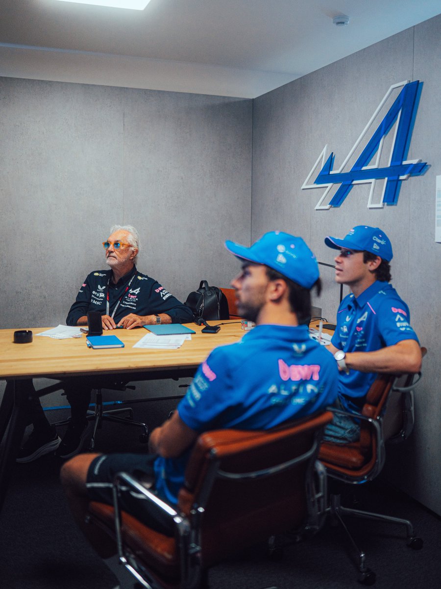 AlpineF1Team's tweet photo. Morning chats 🗣️ https://t.co/G8PGJEYNcq
