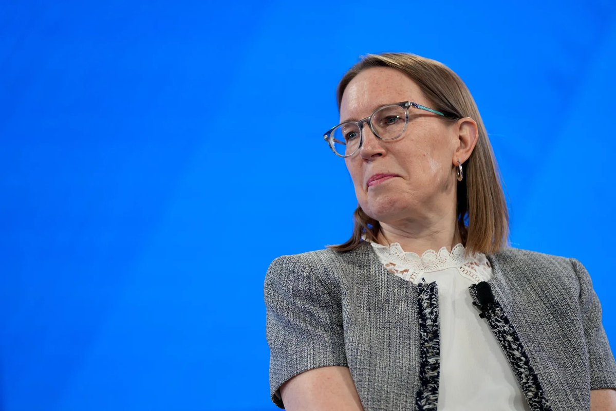 coinacademy_fr's tweet photo. 🚨 Hester Peirce, surnommée « Crypto Mom », va quitter la SEC le 2 octobre après près de 9 ans au sein de l’agence, selon la journaliste Eleanor Terrett.

Elle rejoindra Regent University School of Law comme professeure associée en novembre.

La crypto perd son meilleur allié côté régulation ? 🤔