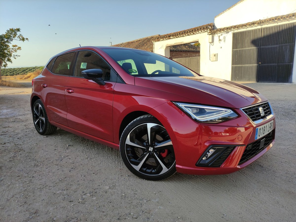 CriptoATH's tweet photo. Imagina que eres un chaval español con 18 años.

Decides dedicar el verano a currar. Sabes que mañana echas mano donde quieras. Hay trabajo para ti.

Ahorras durante ese verano y te compras este coche de segunda mano, con 4 años y pocos kms. Unos 3.000€.

Justo lo que ganaste currando en la obra esos 3 meses.

Paras en la gasolinera y llenas el depósito por 25€.

Bienvenidos a la España feliz. Bienvenidos a la España de 2001.

¿Alguien sabe qué ha cambiado durante todo este tiempo? Me apiado de los chavales de esta generación. Ánimo.