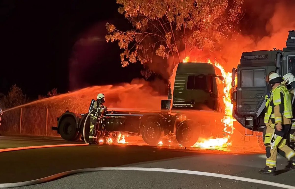 Maks_NAFO_FELLA's tweet photo. 🇩🇪 In Germany, three Bundeswehr trucks have caught fire at the MAN plant near Magdeburg.

Police do not rule out that the equipment could have been set on fire intentionally. https://t.co/jwVq4eJX4n