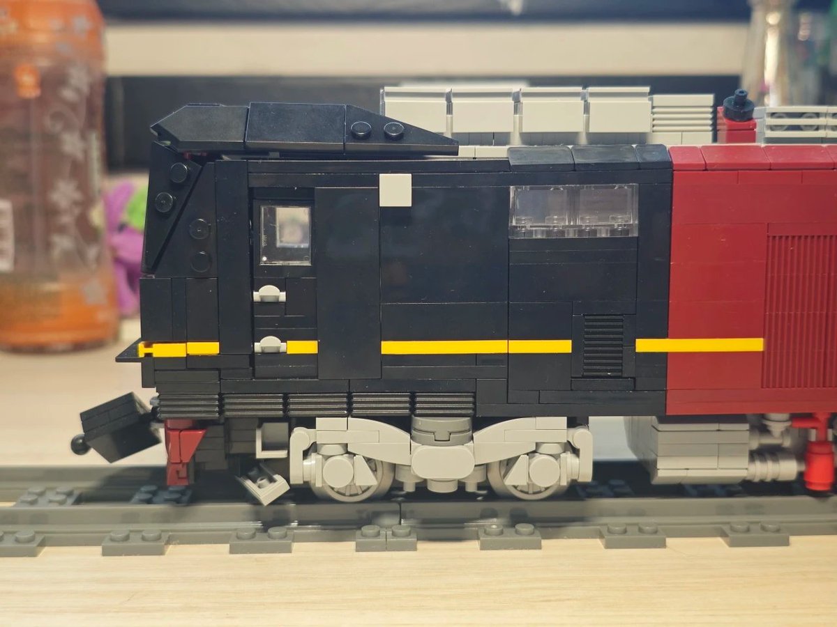 ziyu_zhang51054's tweet photo. 「あかたか赤高」さん製作のDEC743形をLEGOで再現。
2027年の運用開始が予定されているJR西日本・嵯峨野観光鉄道の新型ハイブリッド機関車。その特徴的な黒と赤の車体を細部まで再現しています。
 #レゴトレイン #LEGOTrain #鉄道LEGO #LEGOMOC #DEC743 #嵯峨野観光鉄道 #ディーゼル機関車 https://t.co/oMyjgeDLVf