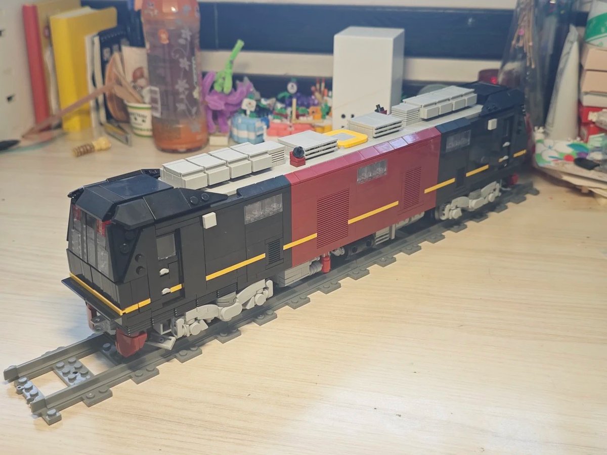 ziyu_zhang51054's tweet photo. 「あかたか赤高」さん製作のDEC743形をLEGOで再現。
2027年の運用開始が予定されているJR西日本・嵯峨野観光鉄道の新型ハイブリッド機関車。その特徴的な黒と赤の車体を細部まで再現しています。
 #レゴトレイン #LEGOTrain #鉄道LEGO #LEGOMOC #DEC743 #嵯峨野観光鉄道 #ディーゼル機関車 https://t.co/oMyjgeDLVf