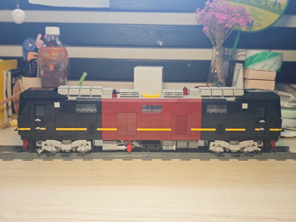 ziyu_zhang51054's tweet photo. 「あかたか赤高」さん製作のDEC743形をLEGOで再現。
2027年の運用開始が予定されているJR西日本・嵯峨野観光鉄道の新型ハイブリッド機関車。その特徴的な黒と赤の車体を細部まで再現しています。
 #レゴトレイン #LEGOTrain #鉄道LEGO #LEGOMOC #DEC743 #嵯峨野観光鉄道 #ディーゼル機関車 https://t.co/oMyjgeDLVf