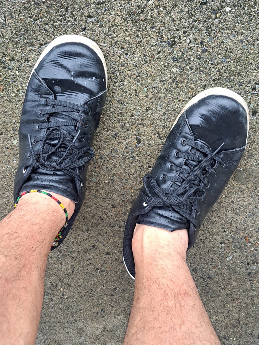 cotaroashi's tweet photo. 雨ばっかりだから素足履きスニーカーびしょびしょにして臭いをリセットしてやった https://t.co/aiMFgA5sQr