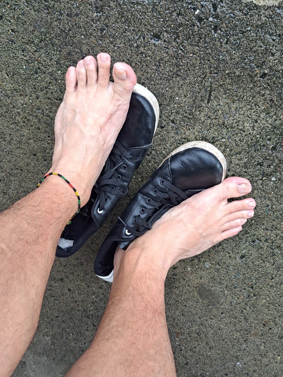 cotaroashi's tweet photo. 雨ばっかりだから素足履きスニーカーびしょびしょにして臭いをリセットしてやった https://t.co/aiMFgA5sQr