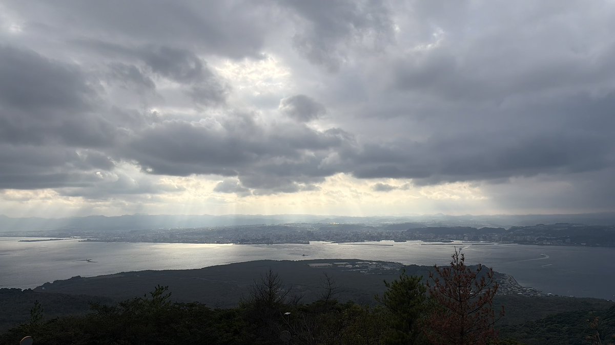 Rits_Webauth's tweet photo. フェリーで桜島へ
想像の4倍ぐらいのスケール感だった
(徒歩でだいたい回れるやろと思ってたら、展望台まで片道2時間で即バスに切り替えw) https://t.co/yJS6PWw97t