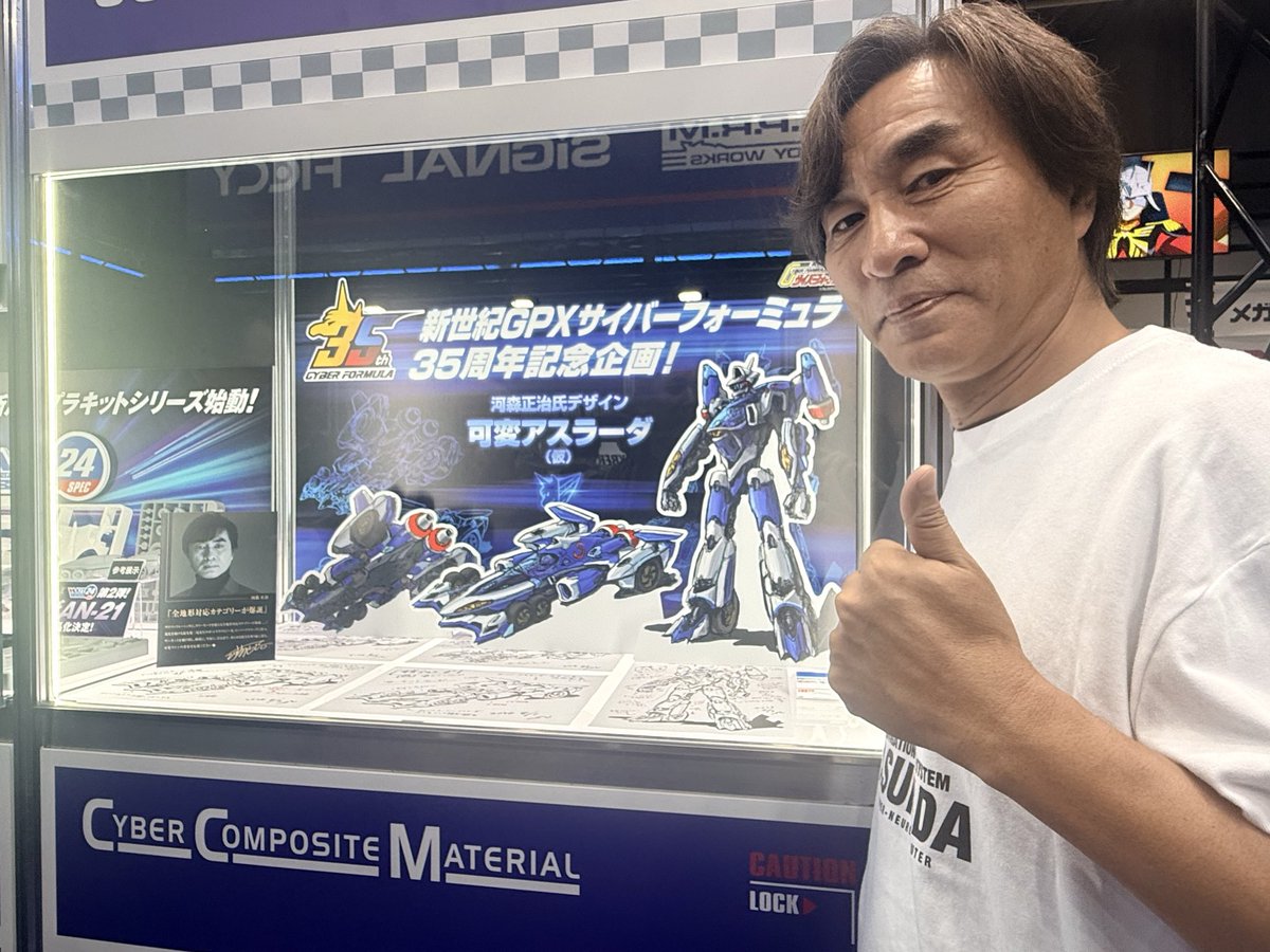 kawamoriexpo's tweet photo. メガホビEXPO2026トークイベントありがとうございました！

みなさまの応援のおかげで、
ついに新アスラーダもサイバーフォーミュラ短編も、激走できます🌟

ちなみに展示中のゼニスアスラーダは、誰でも簡単に乗り降り出来るようにするため（フォーミュラマシンはもっとコクピット狭くてハンドル外したりプロテクター外さないと乗れないくらい狭いので)1.6倍くらいのサイズに、、、！
昨日の内覧会で一足先に乗らせてもらいました！

可変アスラーダは、サイバーマシンに、近年進歩のめざましいロボットテクノロジーを掛け合わせ、サーキットを飛び出して、
全地形対応のトライアスロン的な新カテゴリーに挑む想定です！

ブーストON🌟

#CF35th
#サイバーフォーミュラ
#メガホビEXPO2026
