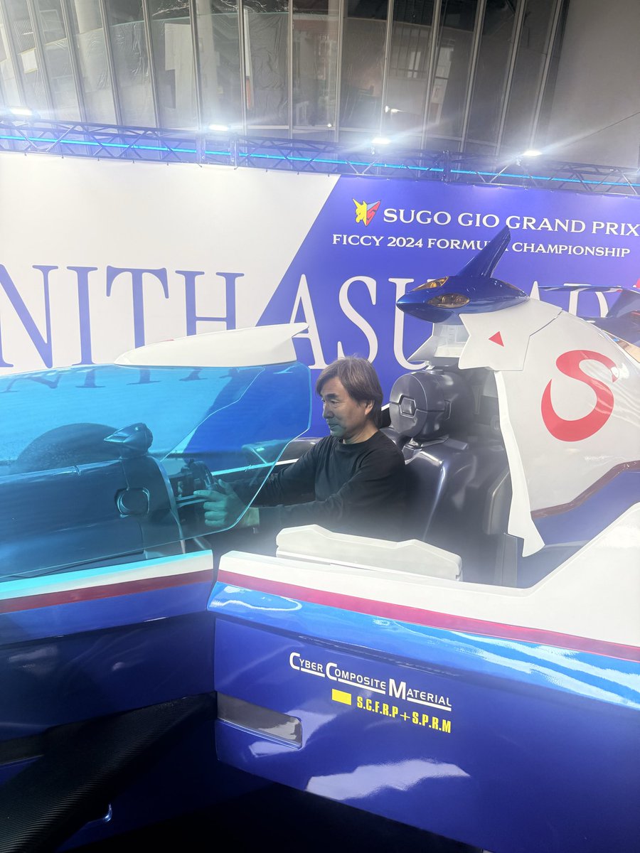 kawamoriexpo's tweet photo. メガホビEXPO2026トークイベントありがとうございました！

みなさまの応援のおかげで、
ついに新アスラーダもサイバーフォーミュラ短編も、激走できます🌟

ちなみに展示中のゼニスアスラーダは、誰でも簡単に乗り降り出来るようにするため（フォーミュラマシンはもっとコクピット狭くてハンドル外したりプロテクター外さないと乗れないくらい狭いので)1.6倍くらいのサイズに、、、！
昨日の内覧会で一足先に乗らせてもらいました！

可変アスラーダは、サイバーマシンに、近年進歩のめざましいロボットテクノロジーを掛け合わせ、サーキットを飛び出して、
全地形対応のトライアスロン的な新カテゴリーに挑む想定です！

ブーストON🌟

#CF35th
#サイバーフォーミュラ
#メガホビEXPO2026