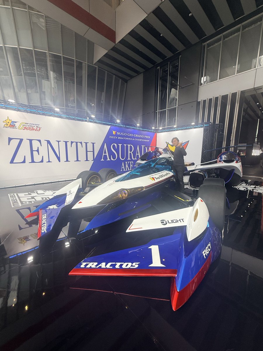 kawamoriexpo's tweet photo. メガホビEXPO2026トークイベントありがとうございました！

みなさまの応援のおかげで、
ついに新アスラーダもサイバーフォーミュラ短編も、激走できます🌟

ちなみに展示中のゼニスアスラーダは、誰でも簡単に乗り降り出来るようにするため（フォーミュラマシンはもっとコクピット狭くてハンドル外したりプロテクター外さないと乗れないくらい狭いので)1.6倍くらいのサイズに、、、！
昨日の内覧会で一足先に乗らせてもらいました！

可変アスラーダは、サイバーマシンに、近年進歩のめざましいロボットテクノロジーを掛け合わせ、サーキットを飛び出して、
全地形対応のトライアスロン的な新カテゴリーに挑む想定です！

ブーストON🌟

#CF35th
#サイバーフォーミュラ
#メガホビEXPO2026