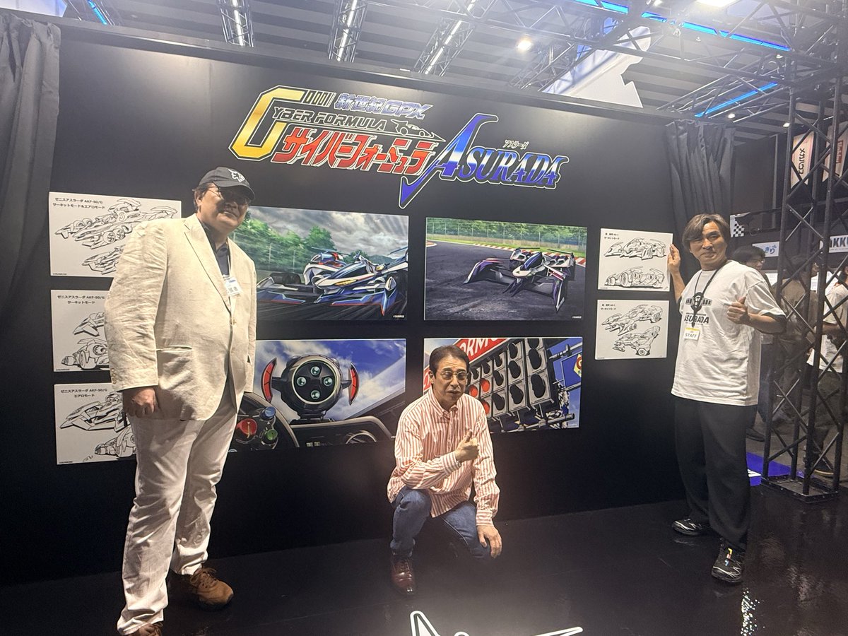 kawamoriexpo's tweet photo. メガホビEXPO2026トークイベントありがとうございました！

みなさまの応援のおかげで、
ついに新アスラーダもサイバーフォーミュラ短編も、激走できます🌟

ちなみに展示中のゼニスアスラーダは、誰でも簡単に乗り降り出来るようにするため（フォーミュラマシンはもっとコクピット狭くてハンドル外したりプロテクター外さないと乗れないくらい狭いので)1.6倍くらいのサイズに、、、！
昨日の内覧会で一足先に乗らせてもらいました！

可変アスラーダは、サイバーマシンに、近年進歩のめざましいロボットテクノロジーを掛け合わせ、サーキットを飛び出して、
全地形対応のトライアスロン的な新カテゴリーに挑む想定です！

ブーストON🌟

#CF35th
#サイバーフォーミュラ
#メガホビEXPO2026