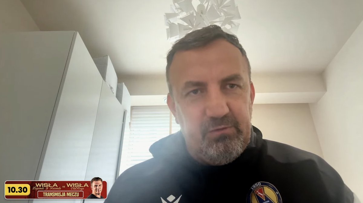 Sportowy_Kanal's tweet photo. Mariusz Misiura o próbie wyciągania zawodników z niższych lig:

"Ja dzisiaj czasami zamiast z żoną i dzieckiem spędzić niedzielę, to wybieram się na mecze Znicza Pruszków czy Górnika Łęcznej, tych niższych lig, żeby właśnie zobaczyć kilku chłopaków i mam w notesie sześciu czy siedmiu takich zawodników. Problemem jest, że jak już zaczynamy rozmowę z agentem na temat jakiejś możliwości współpracy, to za chwilę widzimy kwoty typu  pół miliona euro, milion euro wynagrodzenia 💰

Później człowiek bierze zawodnika z drugiej ligi hiszpańskiej, bo jest 10 razy tańszy 🇪🇸"