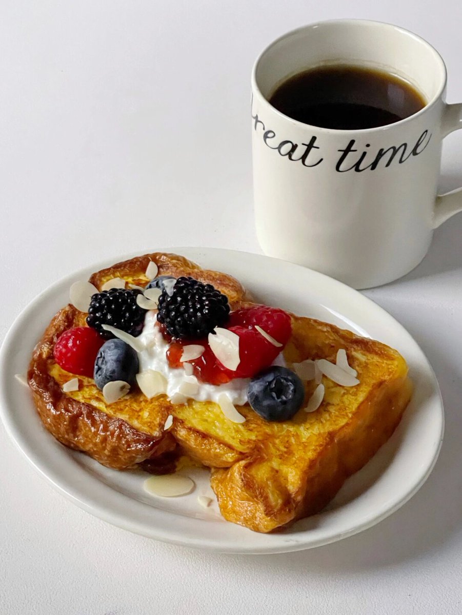 MiyokoCamille's tweet photo. Mi desayuno diario es café con leche recién hecho y unas tostadas de aguacate, sencillo pero delicioso!， https://t.co/WUtcKaA76p