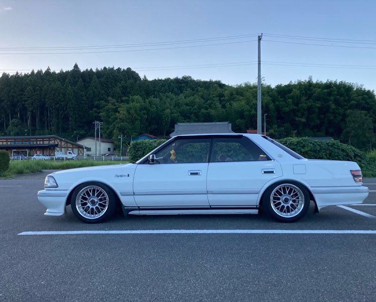 dcsrt81's tweet photo. 18で初めて買った車
コレが欲しくてバイト頑張った
正月は旗つけたくて市内探し回った
純正エアサス壊れまくって上がったり下がったり
パーツ欲しくて解体屋走り回った
タイヤ買えなくてホイールごと譲ってもらったり
車高下げ過ぎてフェンダー捲れたり
楽しかったなー https://t.co/Mb1yeeSTW3