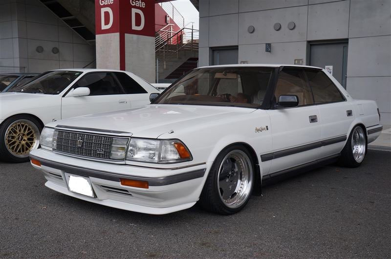dcsrt81's tweet photo. 18で初めて買った車
コレが欲しくてバイト頑張った
正月は旗つけたくて市内探し回った
純正エアサス壊れまくって上がったり下がったり
パーツ欲しくて解体屋走り回った
タイヤ買えなくてホイールごと譲ってもらったり
車高下げ過ぎてフェンダー捲れたり
楽しかったなー https://t.co/Mb1yeeSTW3