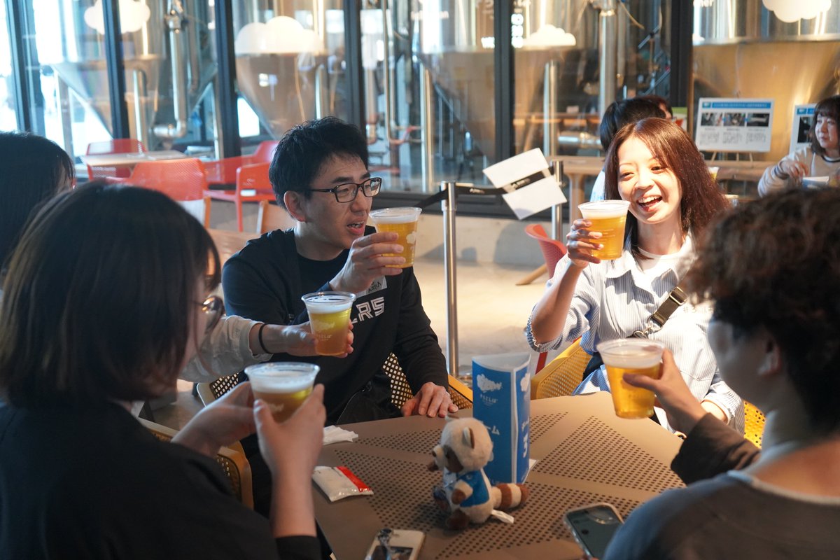 soratoshiba_YN's tweet photo. そらとしば バットビールプロジェクト2026🍻
バット加工体験イベントが終わりました～📷
折れたバットをみんなでビールづくりに使えるように加工した後は、乾杯🍻参加したみなさま、ありがとうございました！今年も美味しいビールがつくれそうです��👀 https://t.co/pv9BIGg0SF